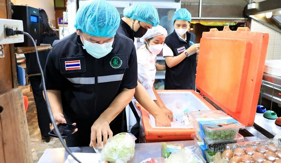 กษ.อ่างทอง ผนึก มกอช. ตรวจ Q Restaurant Premium ยกระดับร้านอาหารปลอดภัย