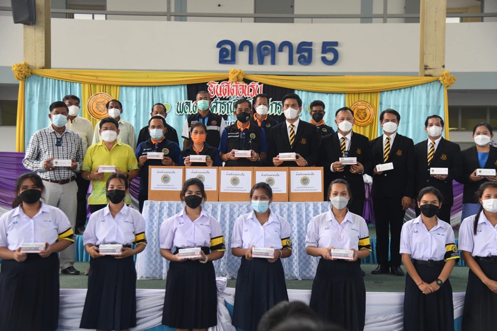 "นายกแจ๊ส" ห่วงใยเยาวชนมอบชุด ATK ให้ ร.ร.หนองเสือ เตรียมซื้อ "ชิโนฟาร์ม" ฉีดนักเรียน 6 ขวบขึ้นไป