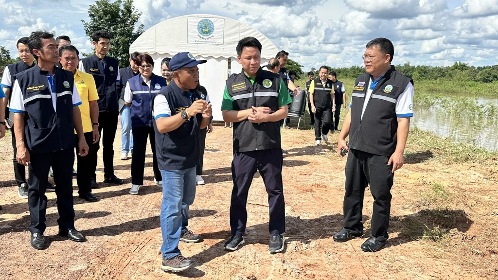 "รมช.อรรถกร" ติดตามสถานการณ์น้ำลำน้ำห้วยหลวง มอบสิ่งของช่วยผู้ประสบภัยน้ำท่วมชุมชนจอมมณี
