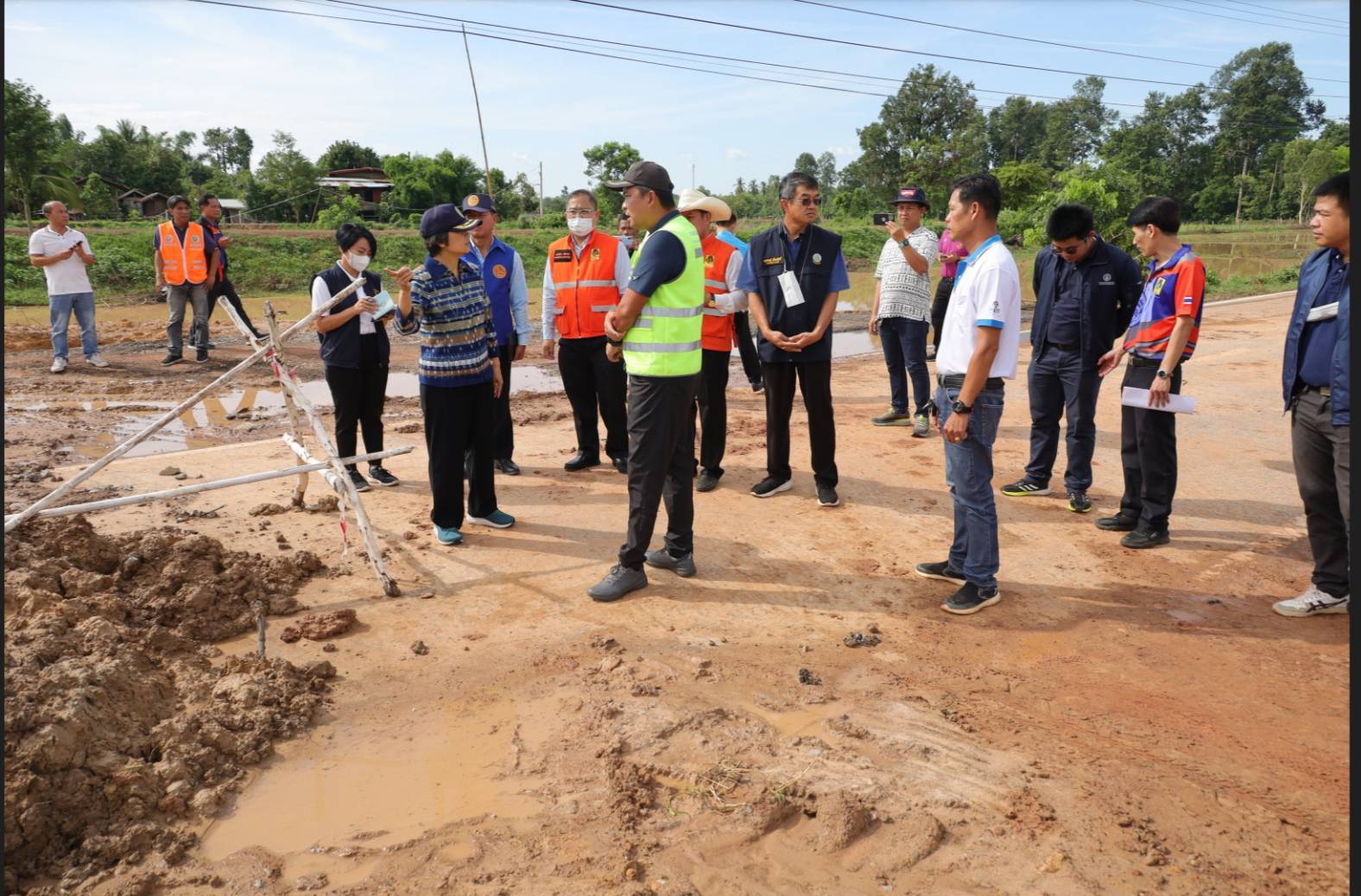 สกลนคร ฝนตกหนัก ทำทางเบี่ยงขาด ผู้ว่าฯ ลงพื้นที่ ติดตามช่วยเหลือ