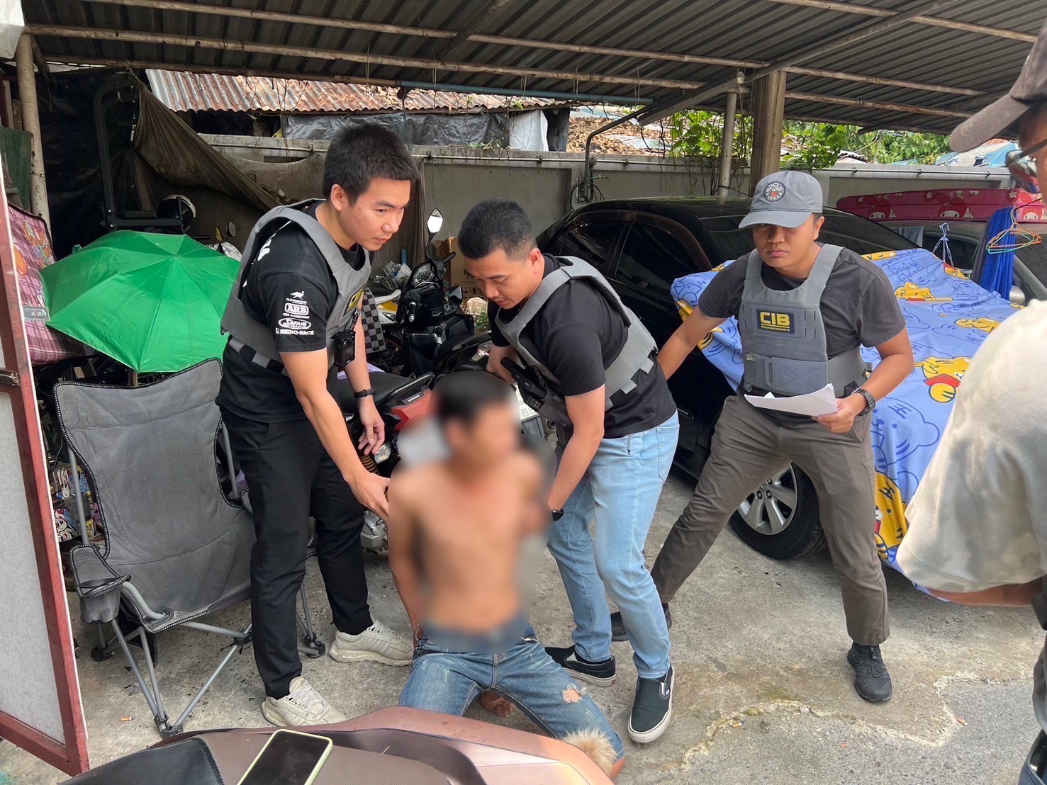 ตร.บุกจับกุมมือปืนก่อเหตุร่วมกับเพื่อนบุกยิงอริ ย่านมักกะสัน หลบหนีคดีกว่า 10 ปี