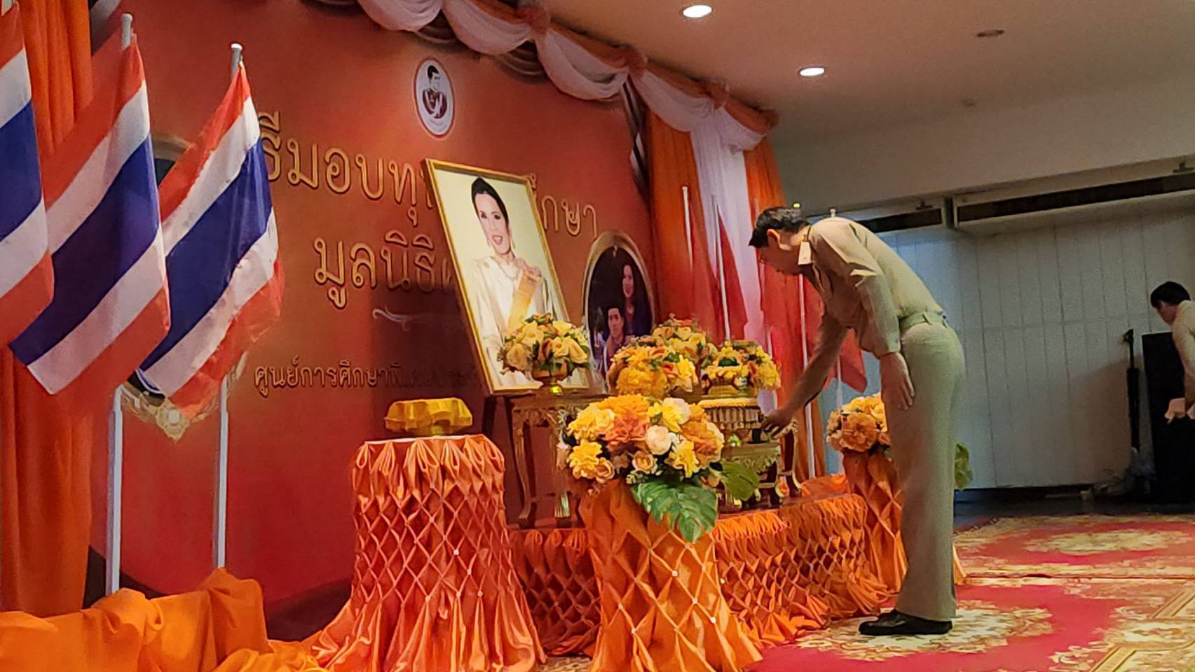 พ่อเมืองกาญจน์ เป็นประธาน มอบทุนการศึกษาแก่เด็กออทิสติกและเด็กพิการของ "มูลนิธิคุณพุ่ม"