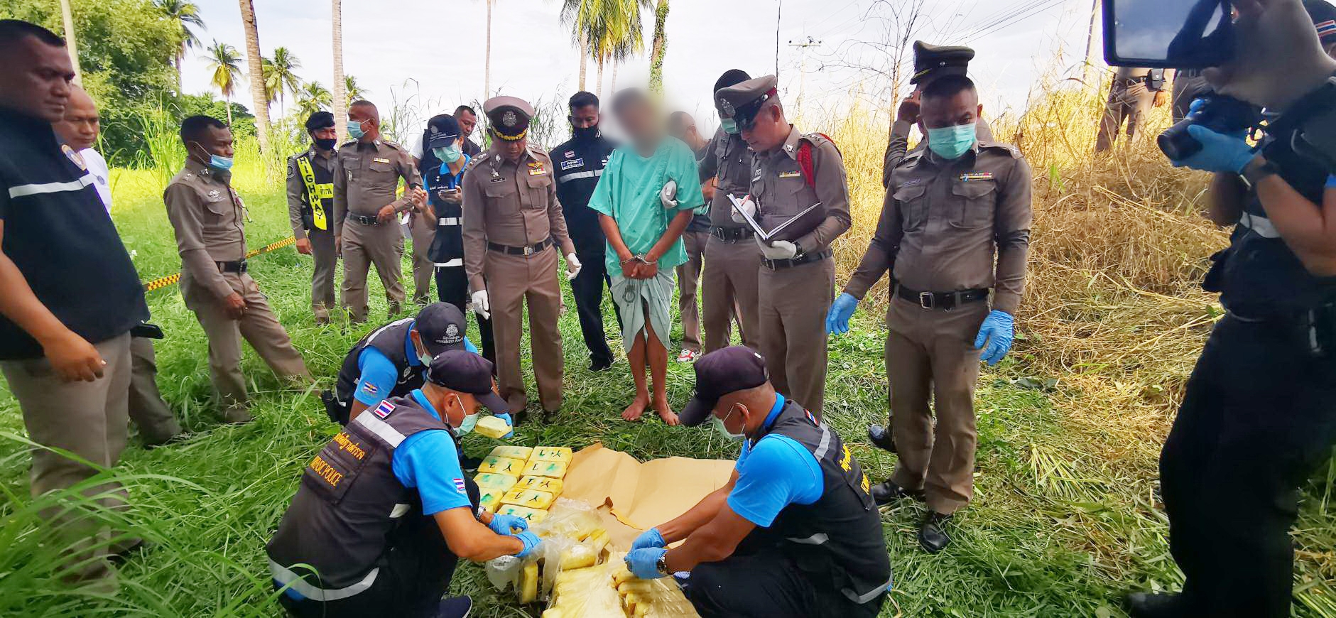 ตำรวจพิจิตรจับผู้ต้องหาขนยาบ้า8แสนเม็ด​ อ้างตัวเป็นทหารขับรถประสบอุบัติเหตุ​ เลยถูกรวบ 	