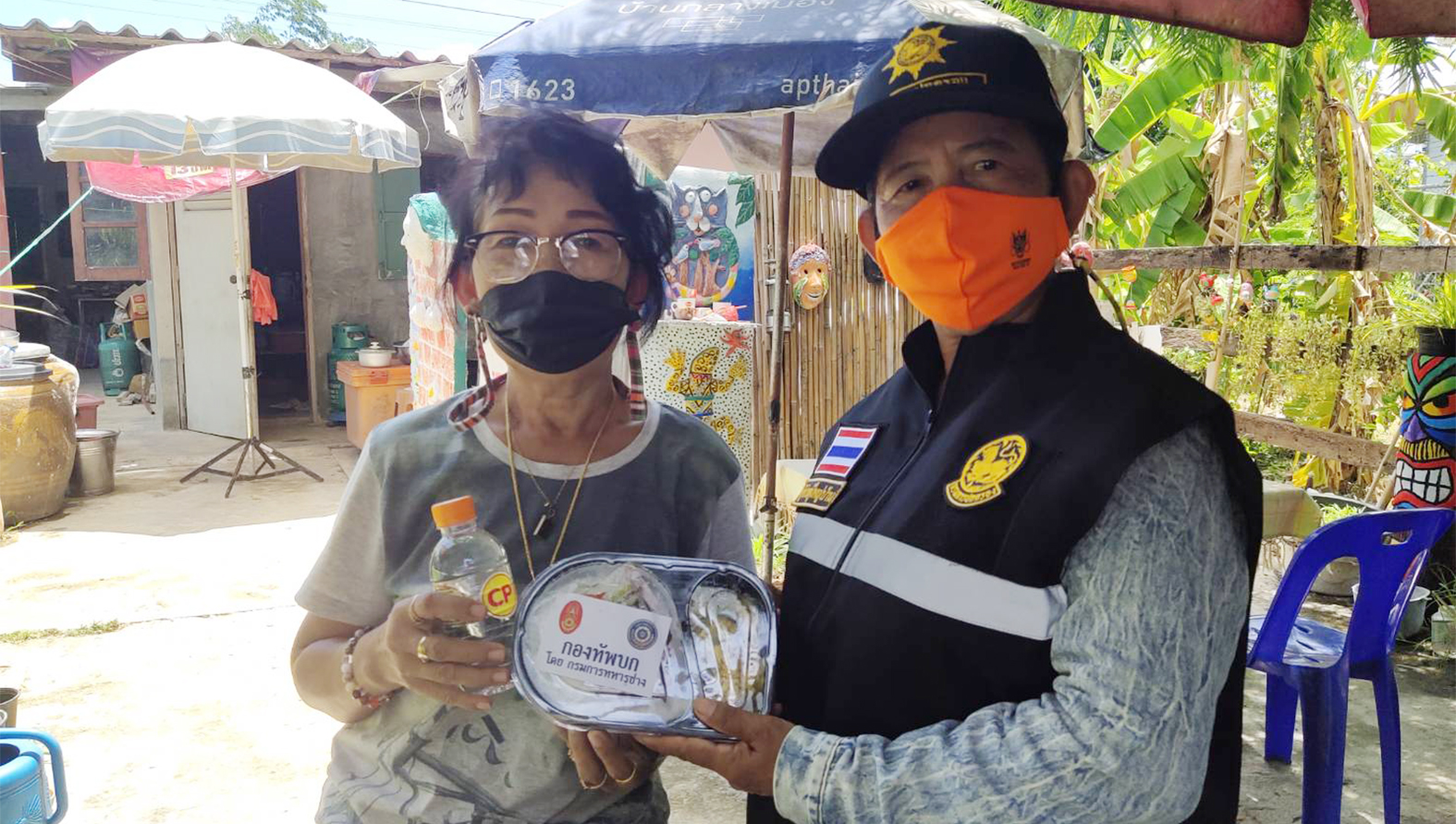 เทศบาลหลักเมือง ร่วมกับ ทหารช่างตั้งครัวสนามแจกข้าวกล่องให้ชาวบ้าน      