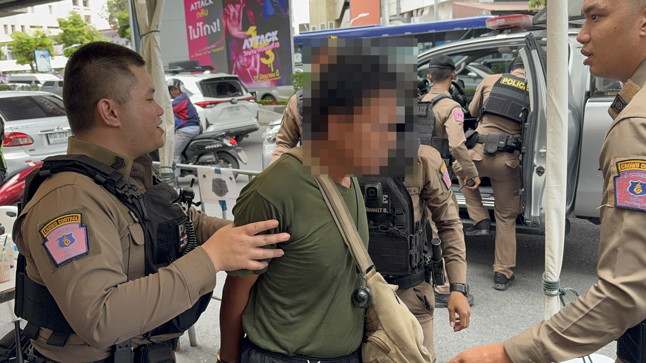หนุ่มห้าวพกมีดเข้าชุมนุม ต่อยเทศกิจ ถูกหิ้วดำเนินคดี