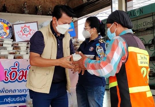 พันธมิตรจิตอาสา ขนข้าวกล่องปันอิ่มช่วย “คนไร้บ้าน" ย่านหัวลำโพง-เติมความอิ่มแก่ชาวบางขุนเทียน