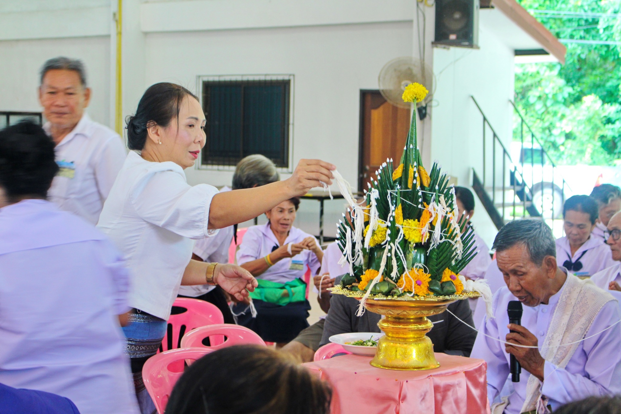 โรงเรียนสร้างสุขสมวัย เทศบาลเมืองโนนสูง – น้ำคำ จ.อุดรธานี ทำพิธีบายศรีสู่ขวัญ รับน้อง โรงเรียนผู้สูงอายุ