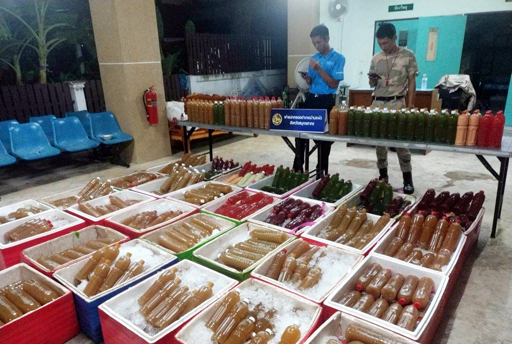 ศป.ปส.บ้านแพ้ว รวบผู้ผลิตน้ำกระท่อมรายใหญ่ ของกลาง 960 ขวด ไม่มีใบอนุญาต