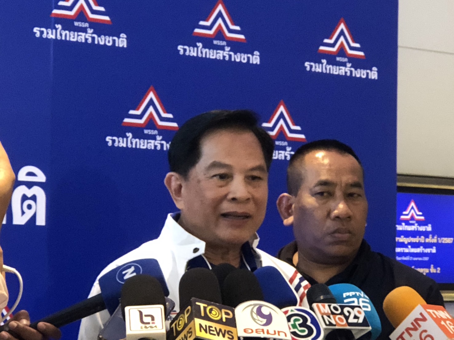 “พีระพันธ์ุ” ยังไม่ชี้ชัดมาตรการตรึงราคาน้ำมันดีเซล  ลิตรละ 30 บาทต่อ ลุยรื้อโครงสร้างพลังงานให้รัฐบาลกำหนดราคาได้ ย้ำเสร็จในยุคนี้    