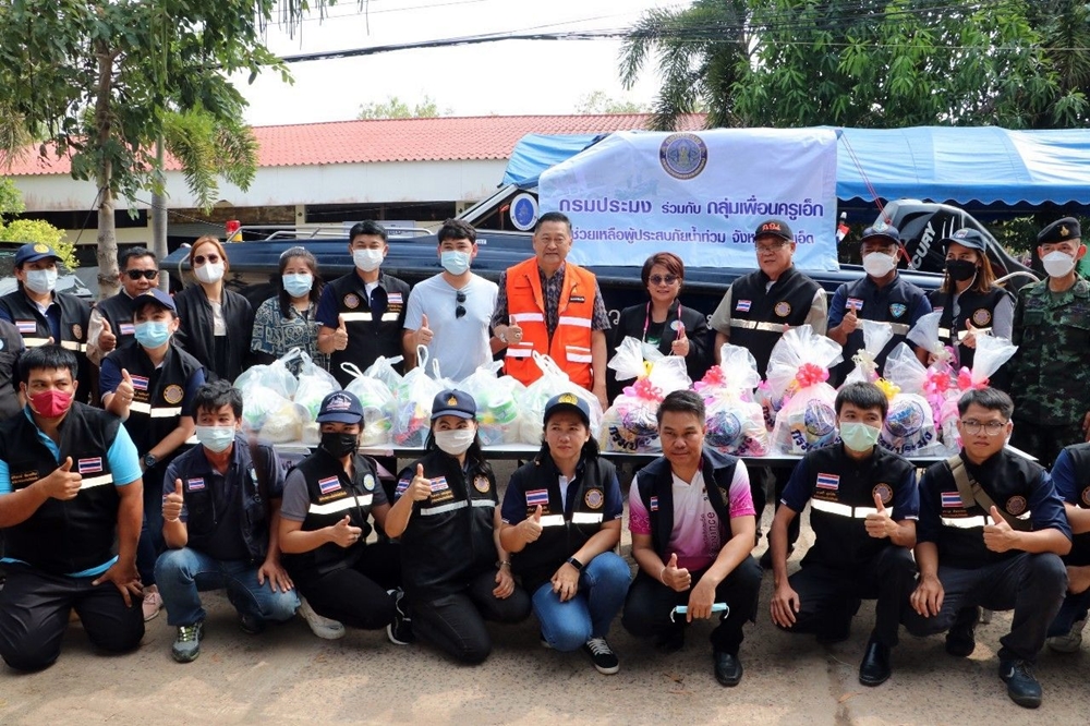ผู้ว่าฯร้อยเอ็ด รับมอบเรือ-ถุงยังชีพ นำส่งต่อศูนย์พักพิงอุกภัย อำเภอโพนทราย