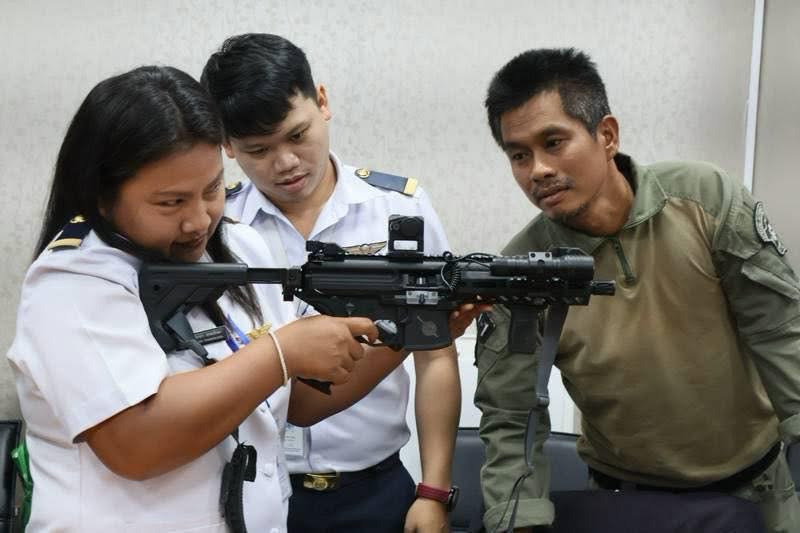 สภ.ปะทิวจับมือสืบสวนชุมพร ติวเข้มเจ้าหน้าที่สนามบิน เสริมทักษะตรวจสอบอาวุธปืน