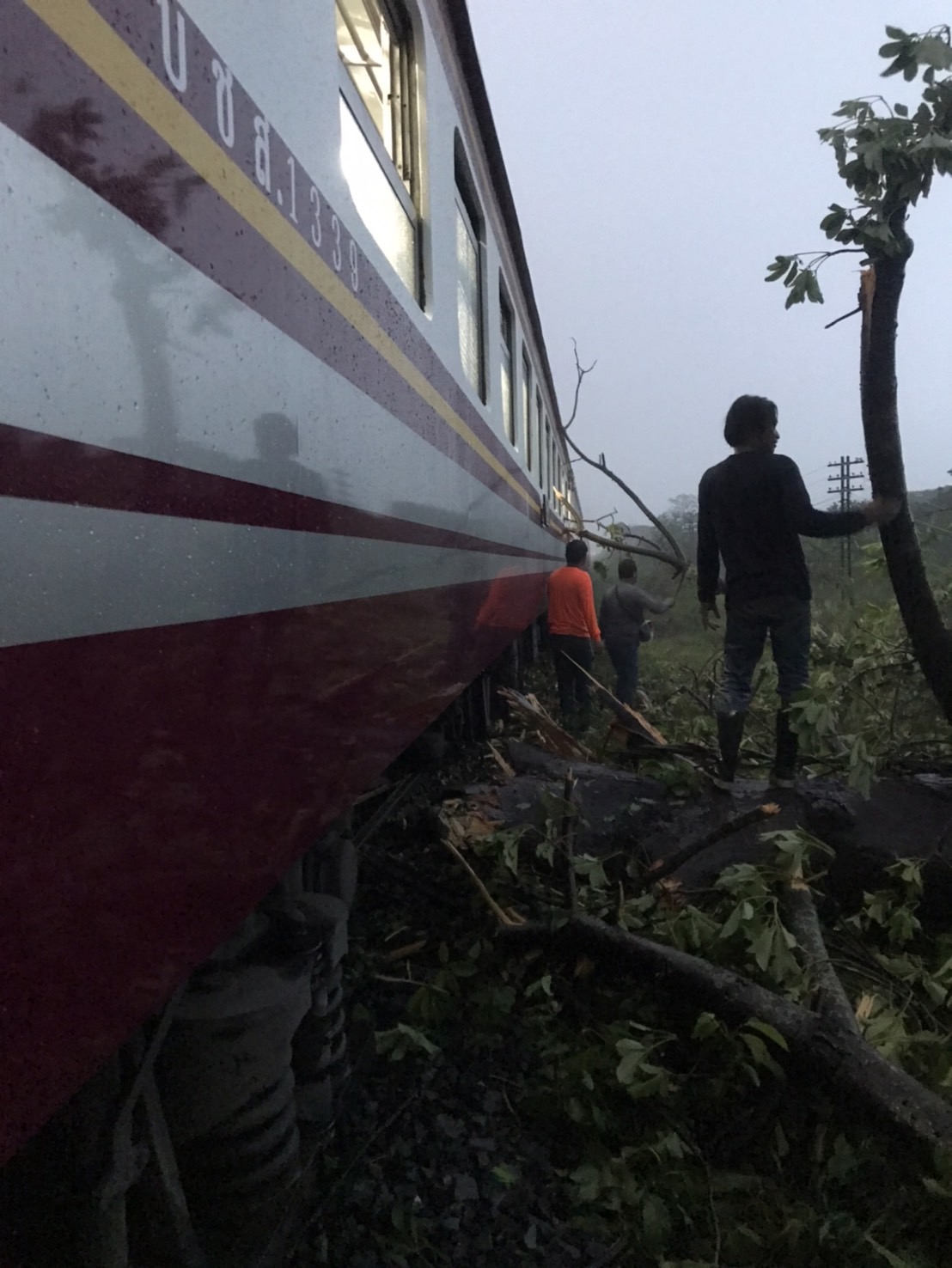 คืบหน้าเหตุขบวนรถไฟตกราง สายตะวันออกเฉียงเหนือ ล่าช้า เจ้าหน้าที่เร่งเคลียร์