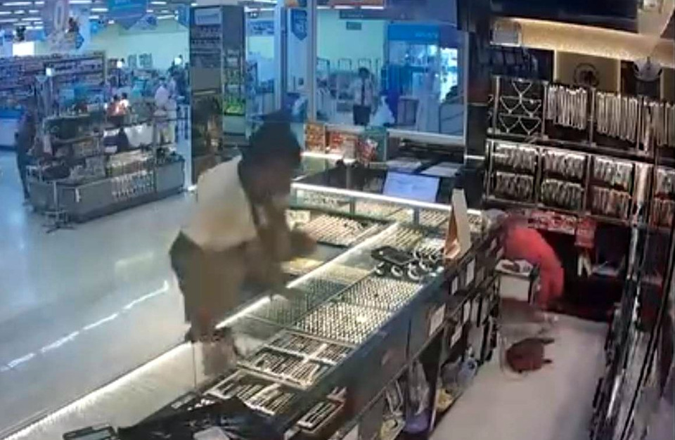 ด่วน ! คนร้ายบุกเดี่ยว ควงปืนชิงทองกลางห้างดัง ย่านบางพลี 