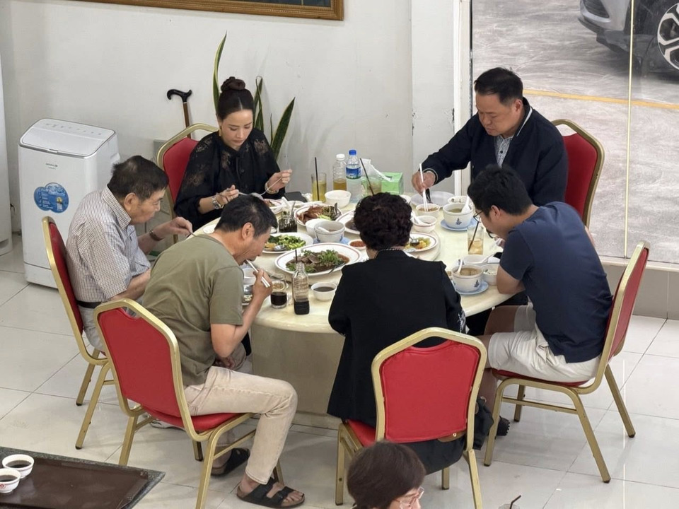 โมเมนต์อบอุ่น! “นายกฯ หนู” พาครอบครัวกินห่านพะโล้ร้านดัง ฉลองวันพ่อ 5 ธ.ค.