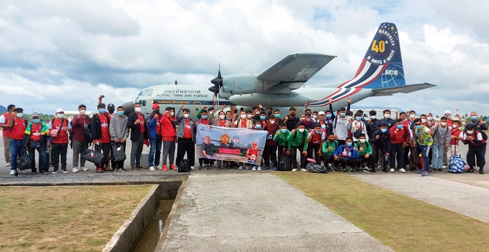 เยาวชนกีฬาฟุตบอล 3 จชต. ขึ้นเครื่อง C130 บุกเมืองหลวงชม "ศึกแดงเดือด" 