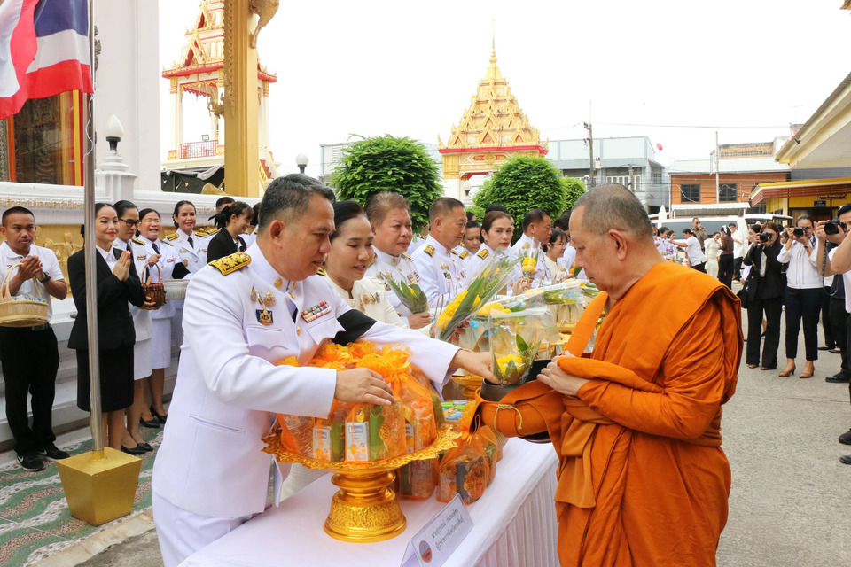 กาฬสินธุ์จัดพิธีทำบุญตักบาตรถวายพระราชกุศล วันแม่แห่งชาติ น้อมรำลึกพระมหากรุณาธิคุณ “พระพันปีหลวง” 
