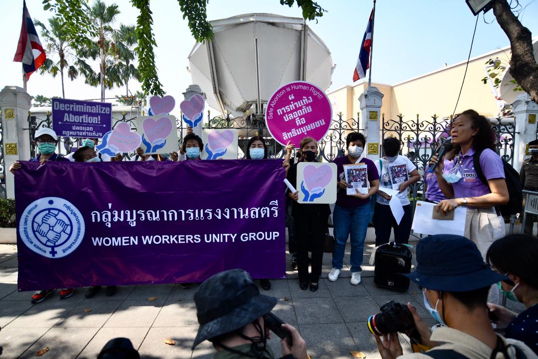 "เครือข่ายแรงงานสตรี-พยาบาล"บุกทำเนียบฯ ยื่นหนังสือ "นายกฯ"เร่งเยียวยาช่วงโควิด 