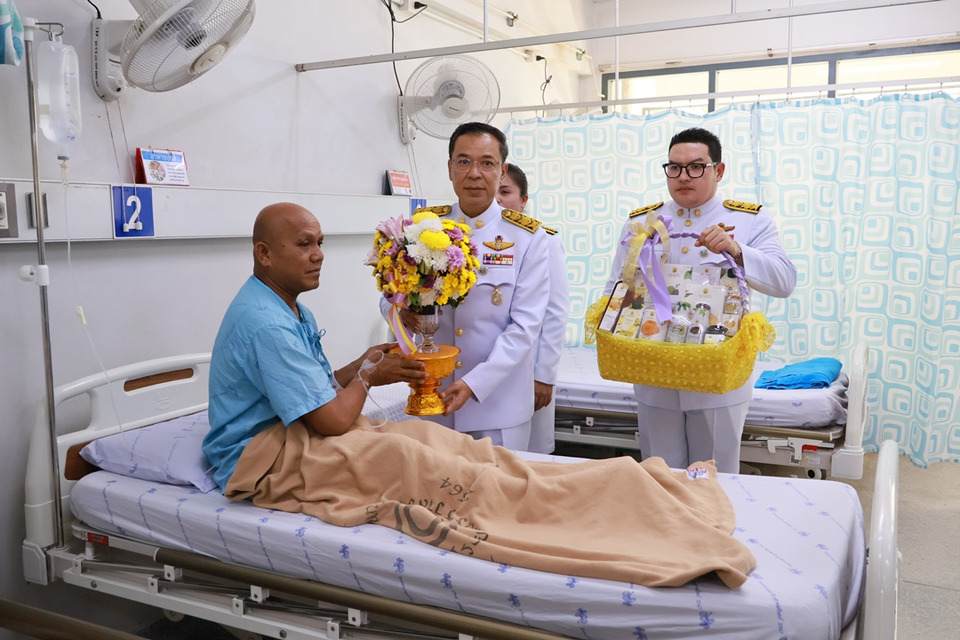 ในหลวง-พระราชินี โปรดเกล้าฯให้รองผู้ว่าฯนราธิวาส เชิญดอกไม้และสิ่งของพระราชทานมอบผู้ได้รับบาดเจ็บเหตุคนร้ายลอบวางระเบิด