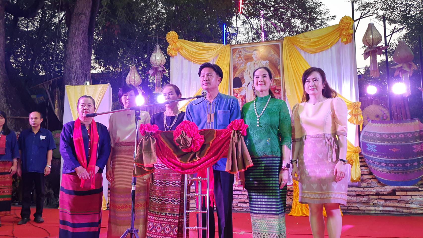 ชาวไท - ยวน ทอผ้าตีนจกยาว 99 เมตร ถวายเป็นพระราชกุศลในหลวง ร.10 งานปอยขันโตก