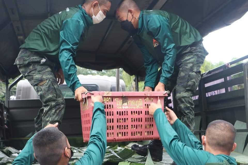มทบ.45 ช่วยเหลือเกษตรกรชาวสวนผลไม้ที่ประสบปัญหาราคาผลผลิตตกต่ำและสินค้าล้นตลาด