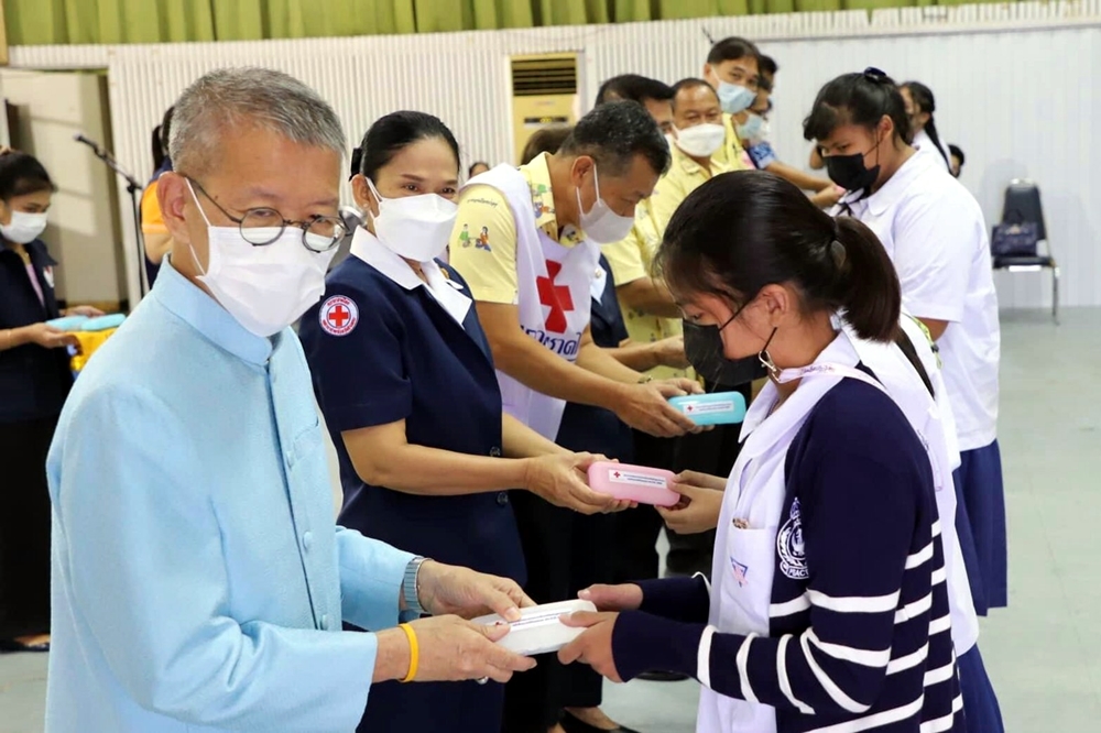 เหล่ากาชาดอ่างทอง จัดพิธีมอบแว่นตาให้เด็ก เฉลิมพระเกียรติ "พระพันปีหลวง"