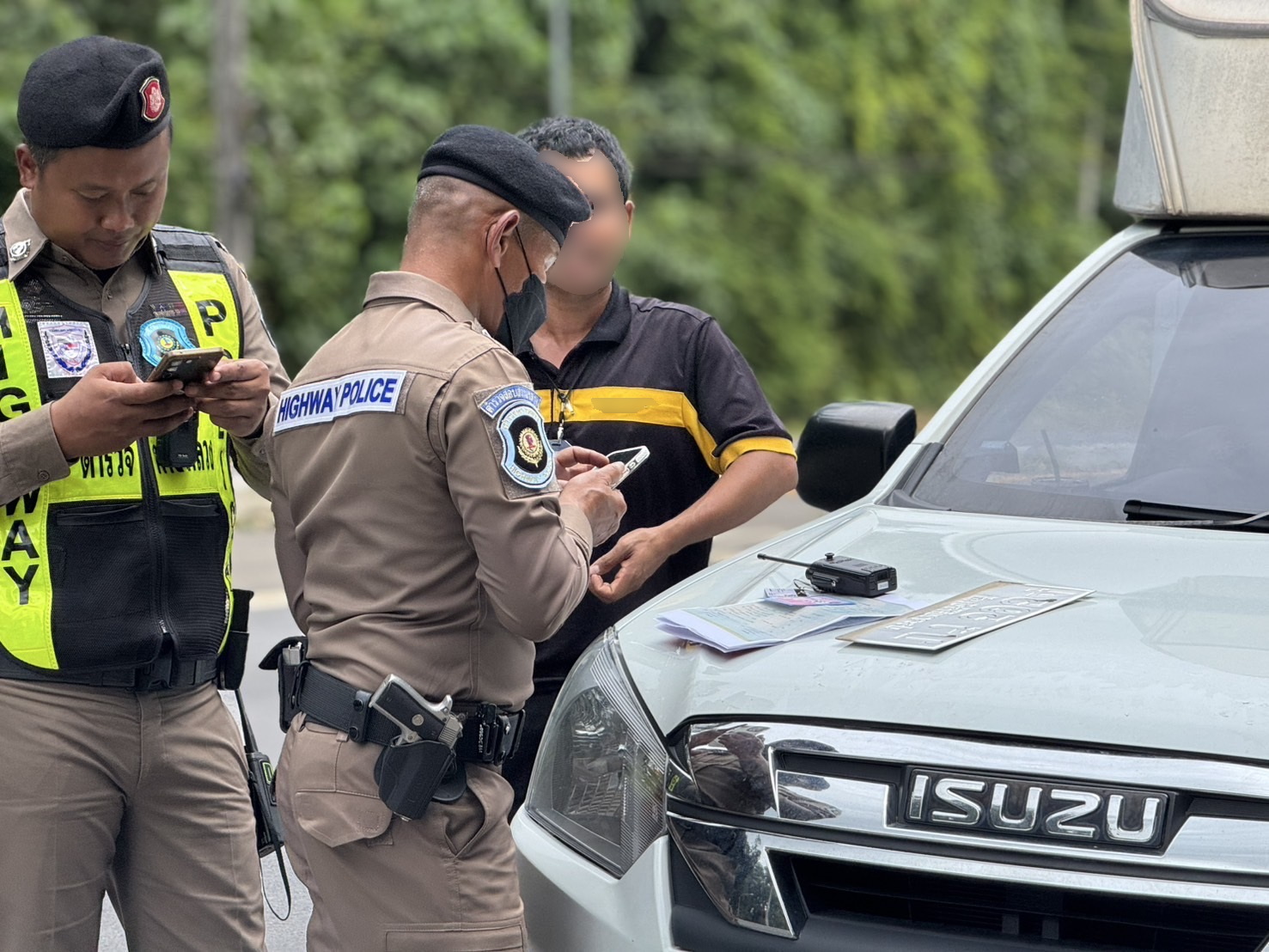 ตำรวจทางหลวงพังงา ภูเก็ต กระบี่ จับกุมผู้ต้องหาตามหมายจับคดียาเสพติด ขณะตั้งจุดตรวจบนถนนเพชรเกษม