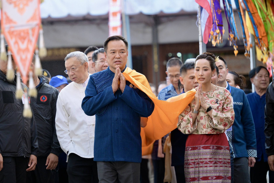 ”นายกฯ“ ควง ภริยา ใส่ม่อฮ่อม ห่มผ้าพระธาตุช่อแฮ งานประจำปี 69 ก่อนสักการะ” เจ้าเมืองแพร่องค์สุดท้ายเป็นสิริมงคล