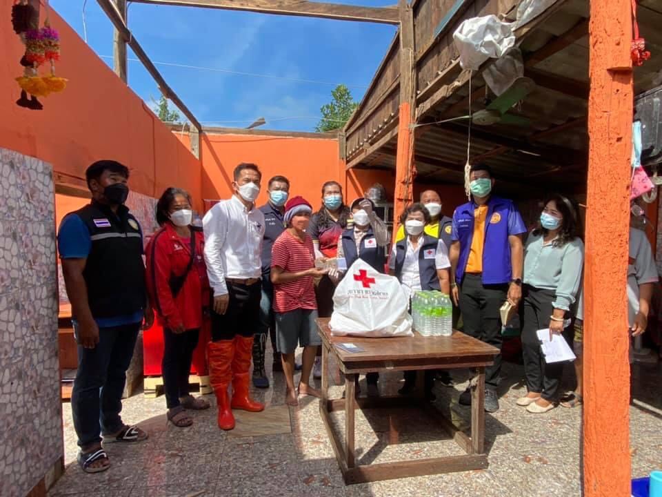 นายกเหล่ากาชาดอ่างทอง ลงพื้นที่เยี่ยมเยือนให้กำลังใจกับผู้ประสบภัยจากพายุฝน