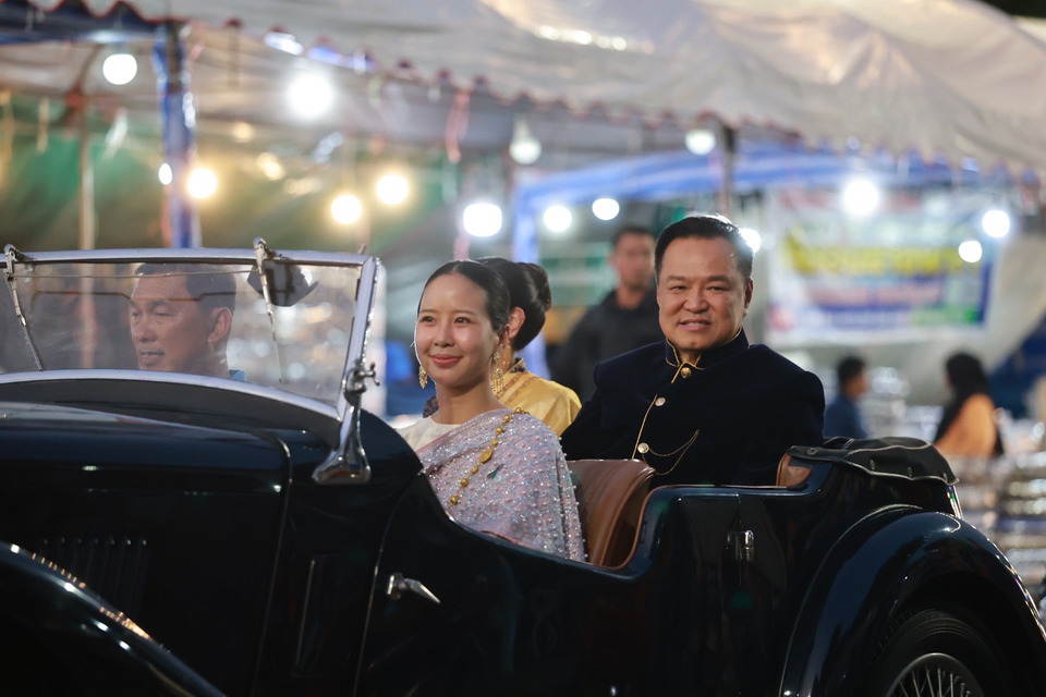 “อนุทิน” ควงภริยา สวมชุดไทยนุ่งโจง นั่งรถโบราณ เปิดงาน “พระนครคีรี – เมืองเพชร” สื่อถามหวย 3 ตัวตรง 300 หรือไม่