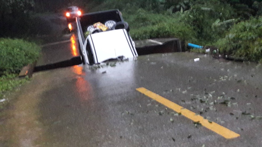 วิริยะฯระดมพนง.-รถยก24ชม.รับมือแล้ว  กระบะร่วงแล้ว 1คัน ถนนขาดพังงา  สั่งการ14จว.ภาคใต้เฝ้าระวัง ผวาน้ำท่วมซ้ำ