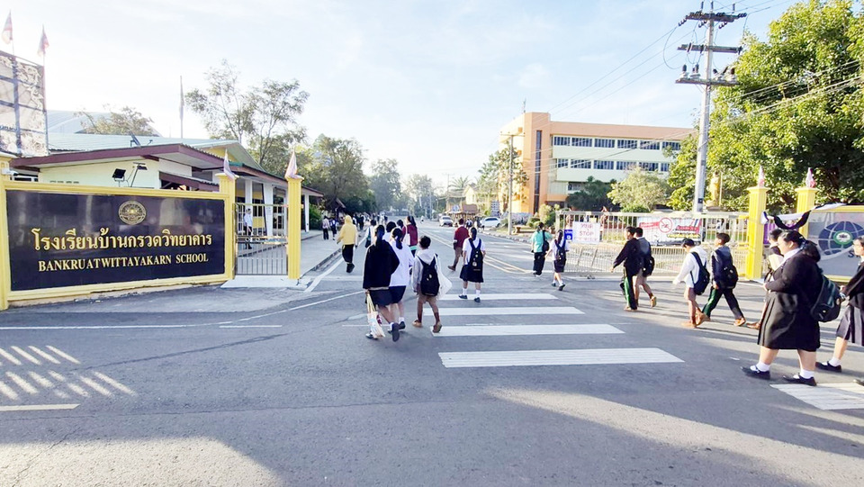 บุรีรัมย์คึกคัก! โรงเรียนชายแดนบ้านกรวดเปิดเรียนวันแรก เด็กดีใจได้กลับมาเรียน