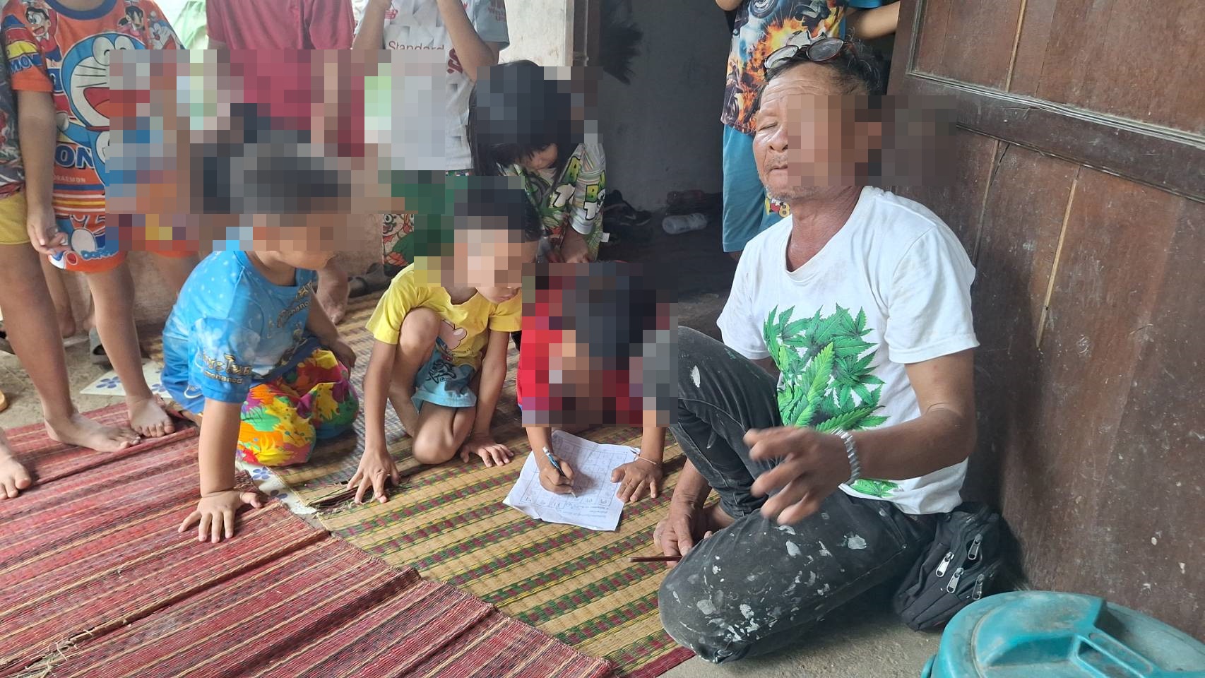 สลดใจ!!แม่เลี้ยงทำร้ายเด็กชายวัย 5 ขวบขาหักจนไปโรงเรียนไม่ได้ต้องใช้ชีวิตอยู่กับบ้านนานนับปี