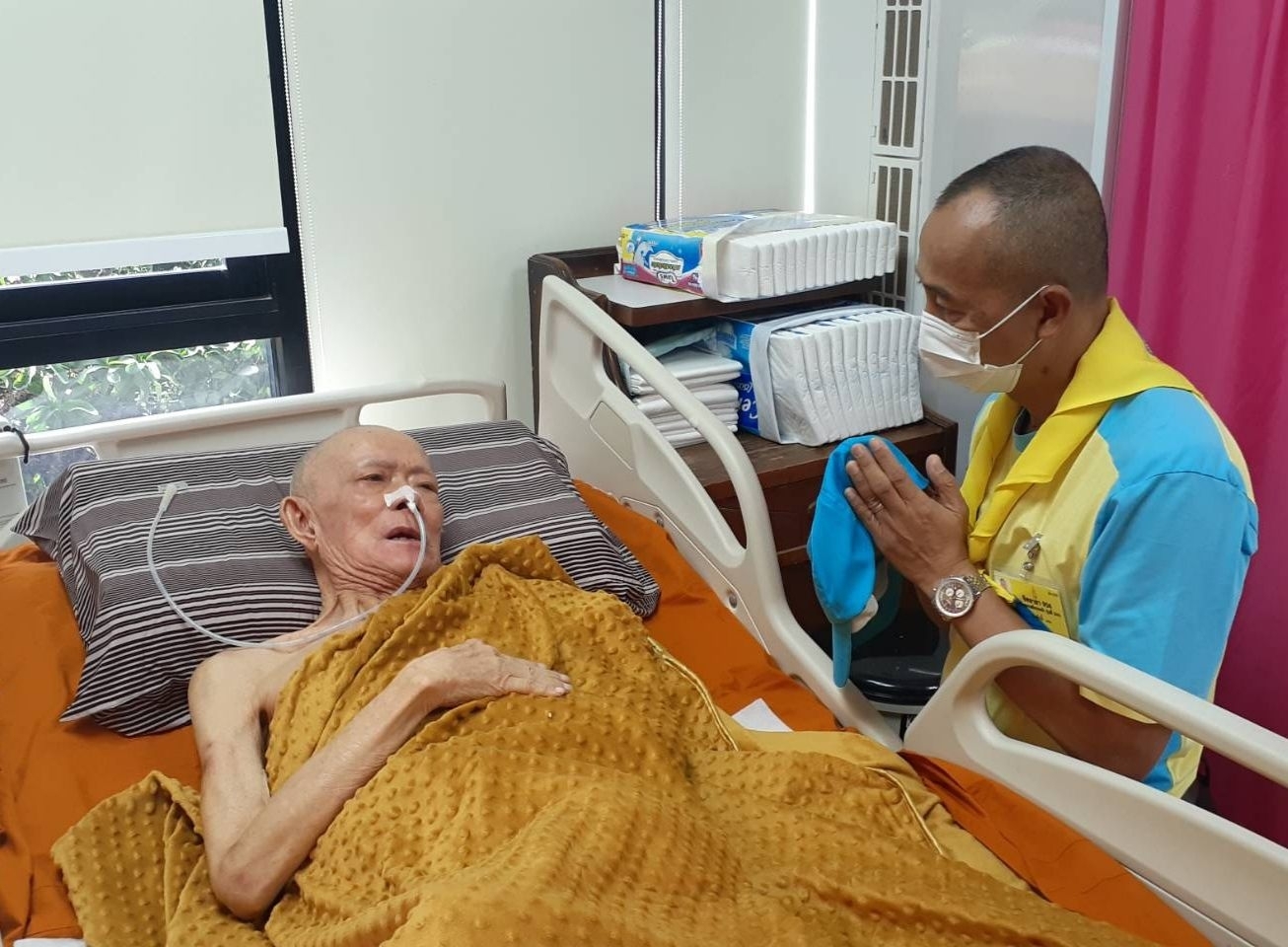 ‘บิ๊กต่อ’พร้อมจิตอาสา904มอบอุปกรณ์การแพทย์ให้พระสงฆ์ที่อาพาธ