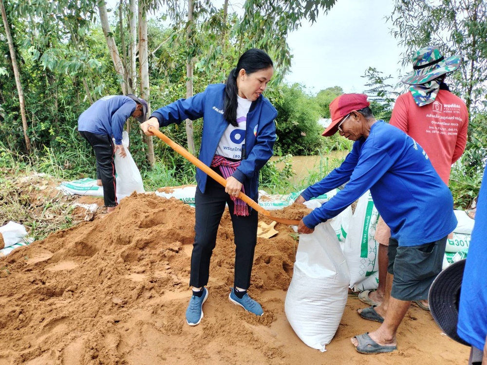 "สส.สุภาพร" ลงพื้นที่ช่วยชาวบ้านวางกระสอบทรายป้องกันน้ำท่วมนาข้าว