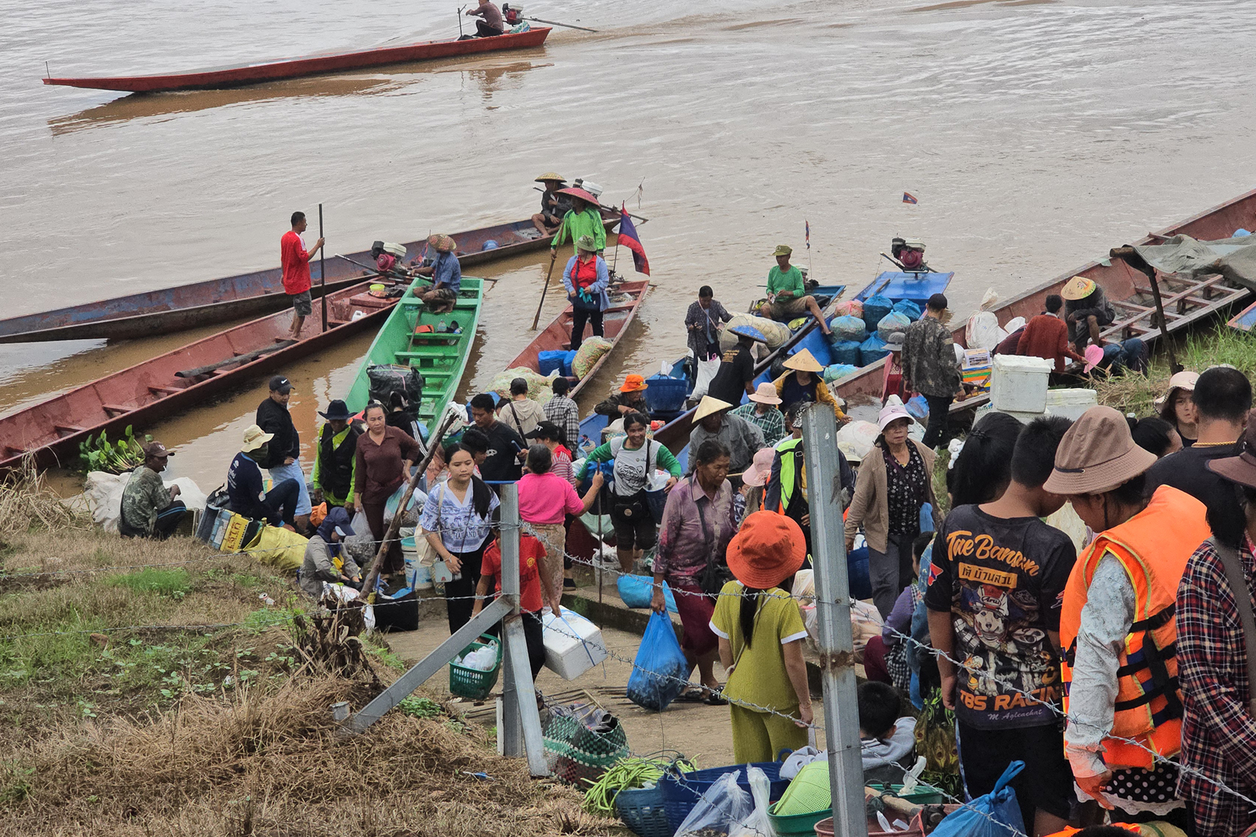 ตลาดนัดจุดผ่อนปรนค้าชายแดนไทย -ลาว บ้านเปงจาน หนองคายประชาชนออกมาจับจ่ายคึกคักรับวันหยุดยาว