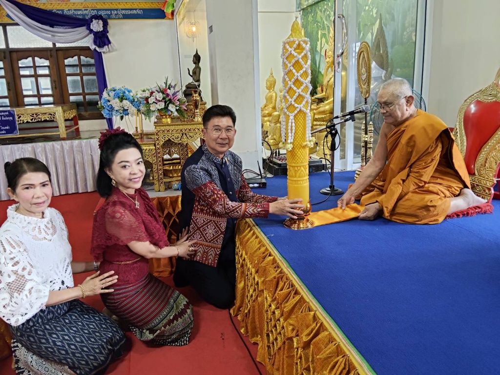 อบต.ช่องสาริกา นำประชาชนร่วมถวายเทียนพรรษา ปี 2568