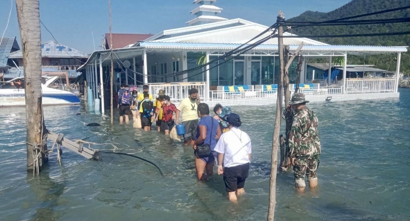น้ำทะเลหนุนสูงน้ำท่วมสะพานท่องเที่ยวบางเบ้า ทต.เกาะช้างใต้ เร่งตั้งงบปรับปรุง