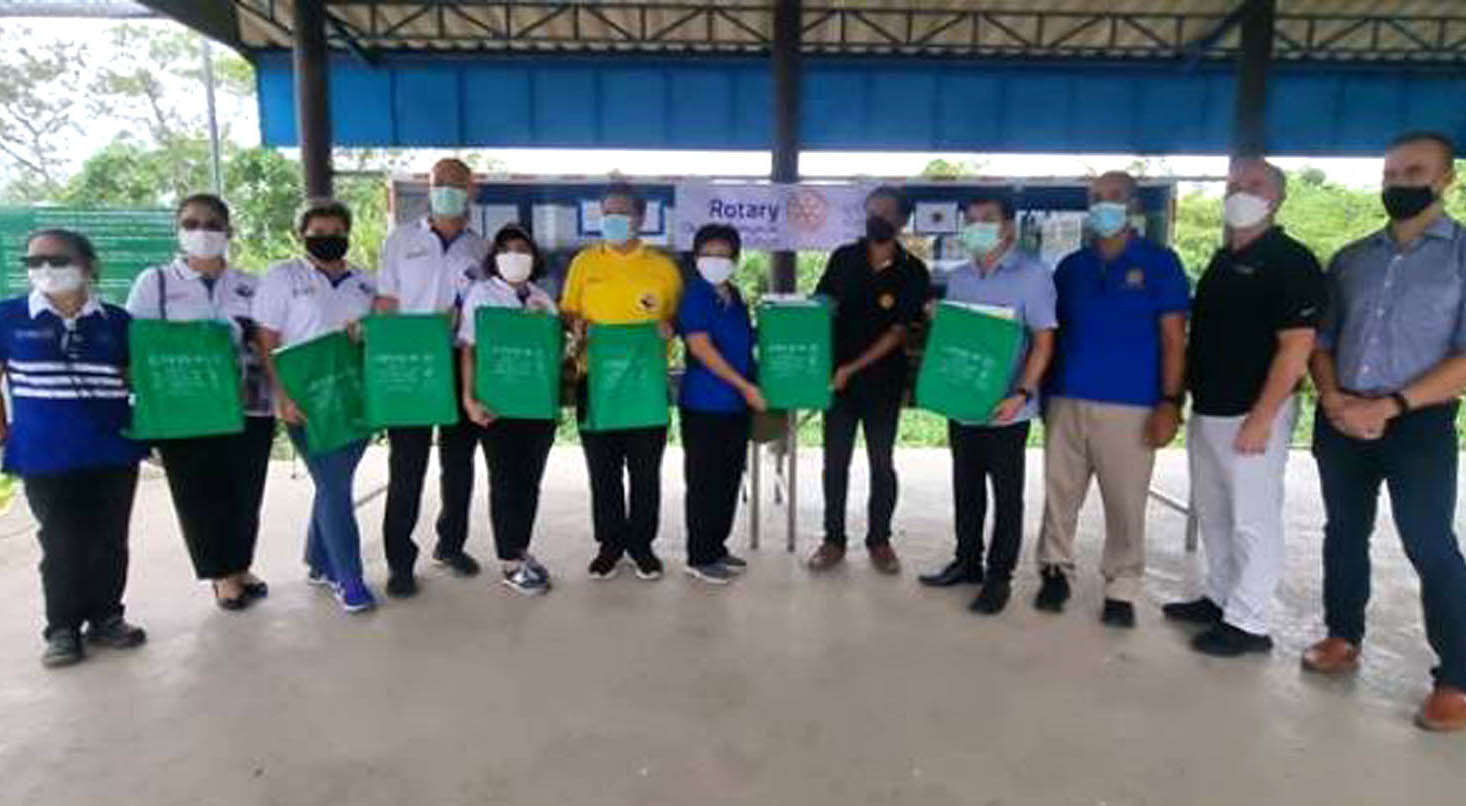สโมสรโรตารีสมุทรสาคร“นำคณะลุยต.บางกระเจ้า มอบถุงยังชีพช่วยชุมชน”สู้ภัยโควิด