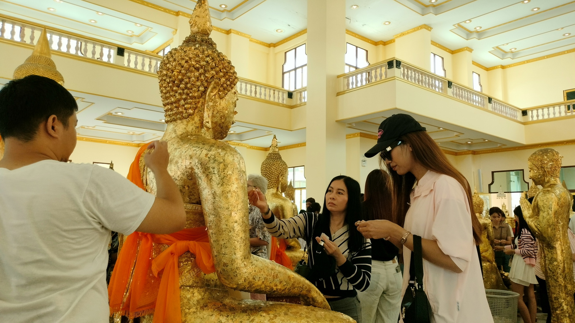 หยุดต่อเนื่อง 3 วัน คนทำบุญแน่นวัดโสธร ขณะการจราจรติดหนึบหน้าวัด