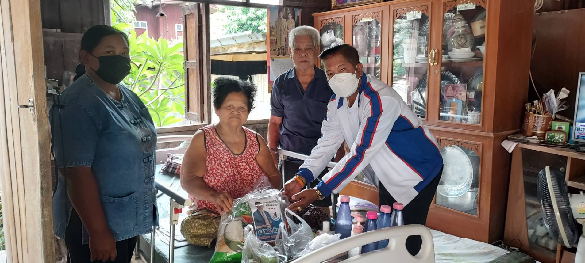 ไม่มีวันหยุด! ส.ส.ศท.ลงพื้นที่พบปะปชช.ต่อเนื่อง พร้อมส่งเสริมกีฬา  มอบสิ่งของบรรเทาทุกข์