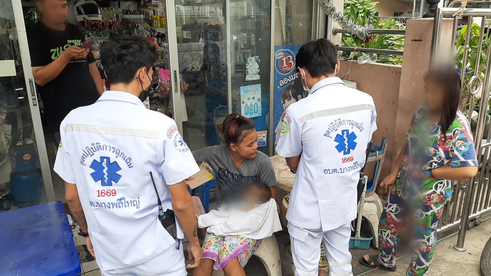 ผัวเมียชาวพม่าทะเลาะกันหน้าร้านชำ​ เมียหนีขึ้นรถ​ ส่วนผัวยื่นลูกให้พ่อค้าร้านชำบอกไม่ใช่ลูก