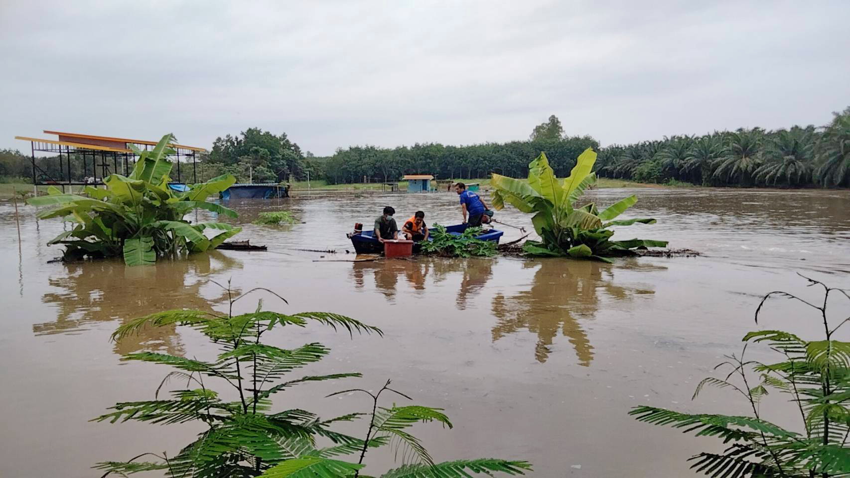  น้ำป่าห้าจังหวัดทะลักลงท่าตะเกียบชาวบ้าน 2 หมู่บ้านขนของหนีกระเจิง