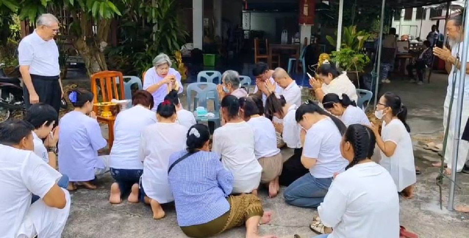 ชาวบ้านนครนายกแห่ล้างขาปู่ชีวก เสริมดวงล้างเคราะห์ ส่องเลขเด็ดลุ้นโชค 