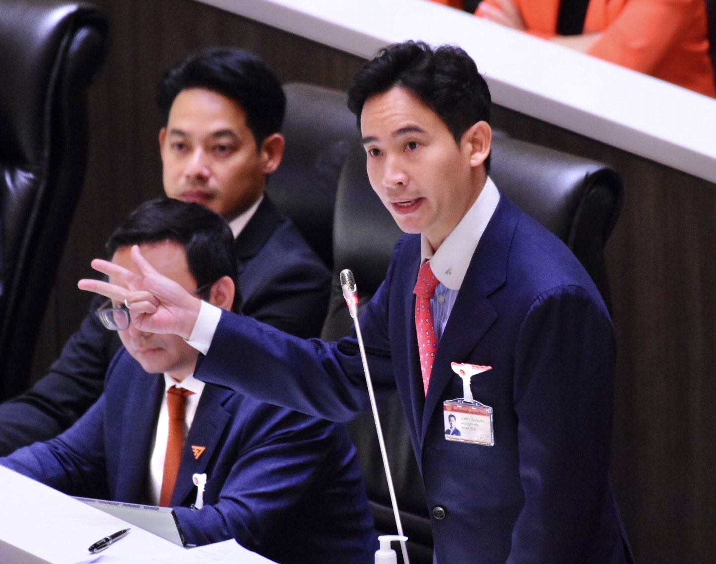 "พิธา" ลุกโต้! ย้ำมีคุณสมบัติ ความชอบธรรมเป็นนายกฯ ตอก "ส.ว." อย่าให้มีศาลเตี้ยในรัฐสภา "ชัยธวัช" แย้งเลือก "ก้าวไกล"  ไม่ใช่ล้มล้างสถาบัน 