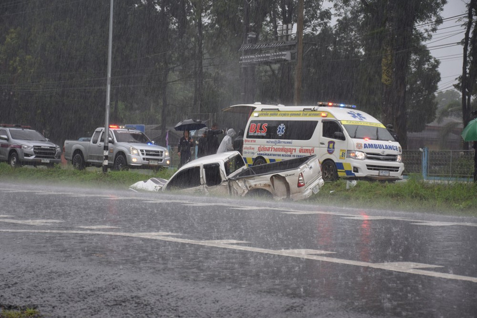 ฝนถล่มจันทบุรี! กระบะคณะผู้แสวงบุญเสียหลักชนเสาไฟ-เสากล้องจับความเร็ว พลิกคว่ำจมน้ำ ดับ 1 เจ็บ 11 ราย
