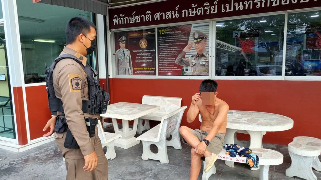 หนุ่มเมาสุราขับกระบะชนรถตำรวจในโรงพัก บอกอยากติดคุก รู้มั๊ยผมคือใคร
