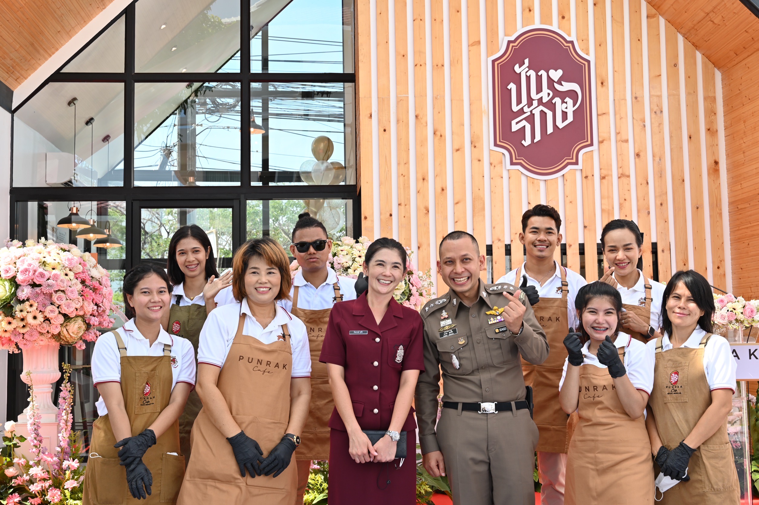 “บิ๊กเด่น- นายกสมาคมแม่บ้านตำรวจ” ร่วมเปิดร้านกาแฟ "ปันรักษ์ คาเฟ่ฯ" หวังพัฒนาคุณภาพชีวิตครอบครัวตร.