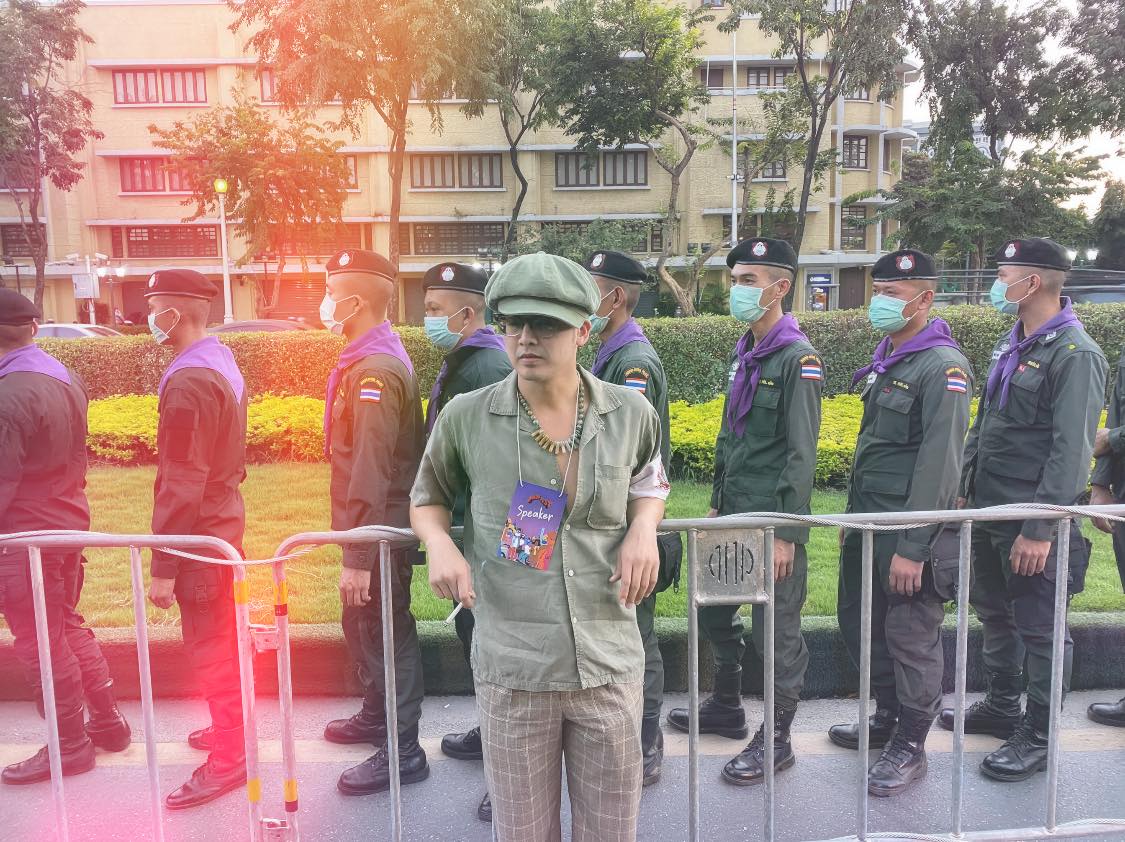 'แอมมี่' โพสต์เผารถตำรวจเป็นสิ่งพึงกระทำและยังอยู่ในสันติวิธี 