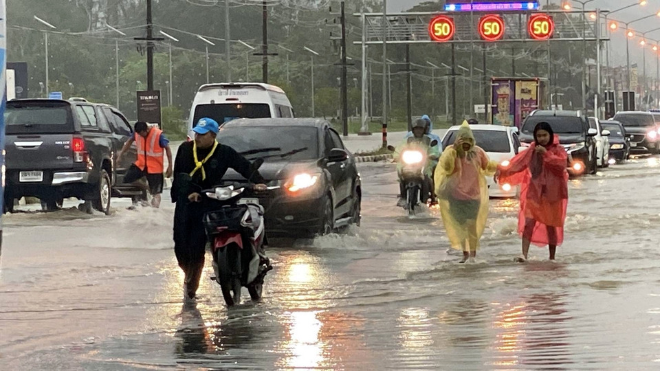 อุตุฯ เตือนฝนหนักอันดามัน เขาหลักเสี่ยงน้ำท่วม ปภ.เร่งส่งแบคโฮสูบน้ำรับมือ