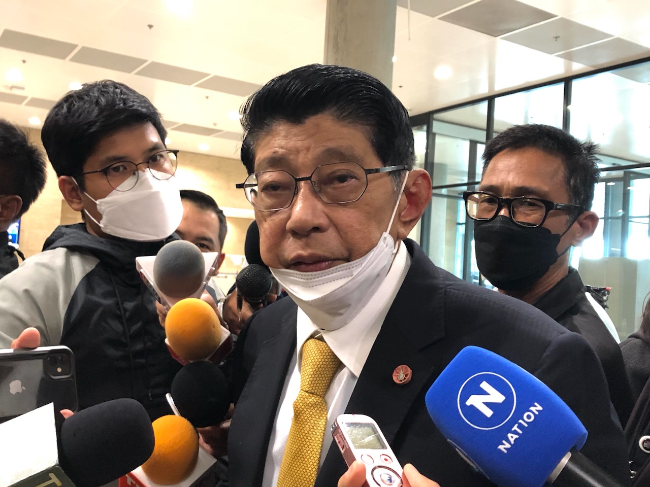 “วิษณุ” ฉุนถูกอภิปรายเรียกรับชุดสูท ลั่น “ไม่ได้ตกอับขนาดนั้น” จ่ายเงินเองตลอด ก่อนเปิดเสื้อโชว์แผลฟอกไต 